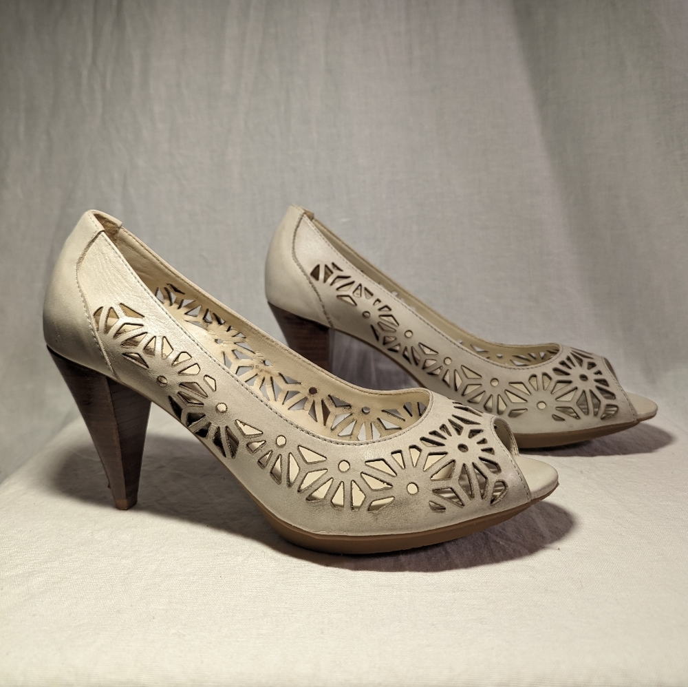 Mariana by GOLC - Women's leather, peeptoe heel - cream with cutout design